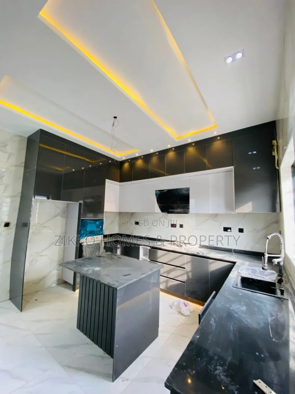 5bdrm Duplex in Chevron, Lekki for sale in Lekki