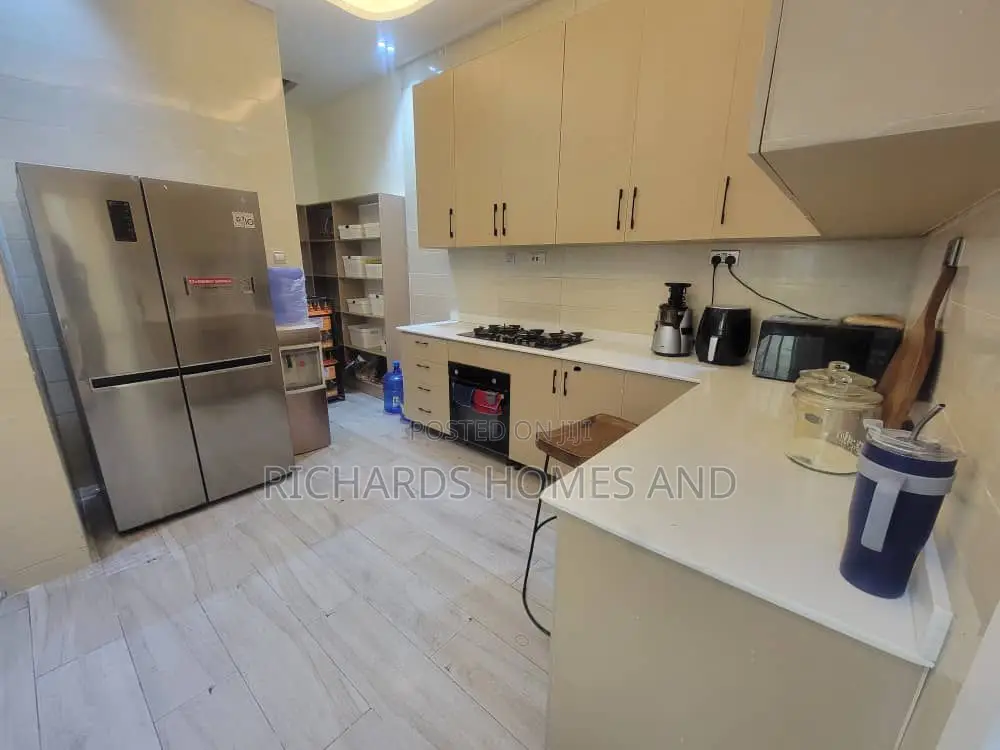 5bdrm House in Cowrie Creek Estate, Ikate for sale in Ikate