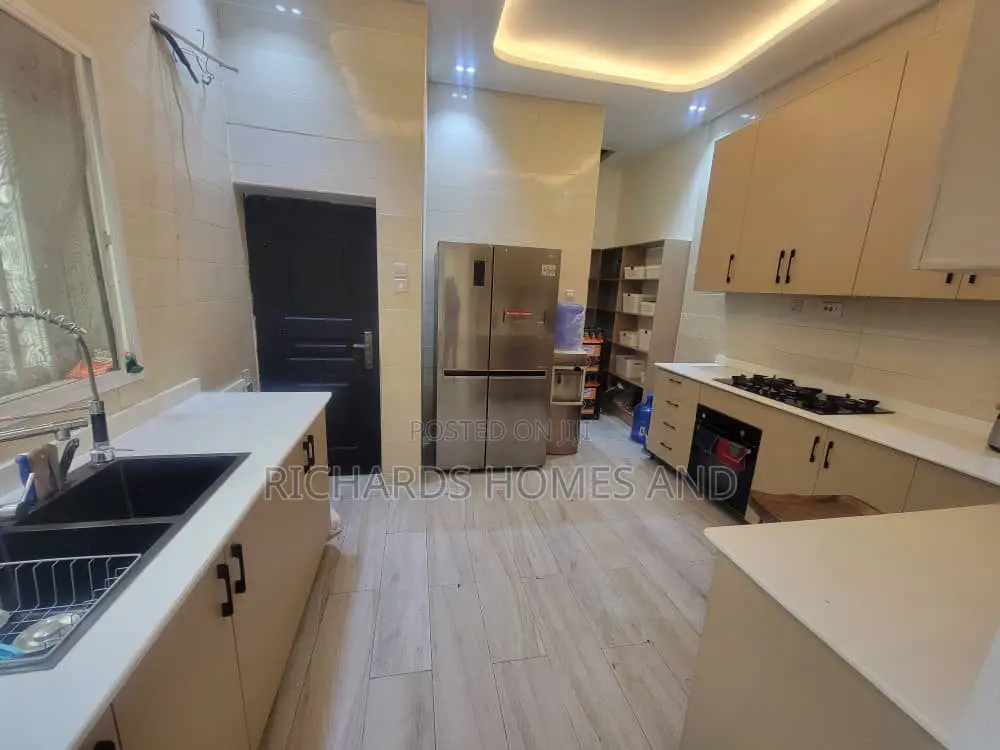 5bdrm House in Cowrie Creek Estate, Ikate for sale in Ikate