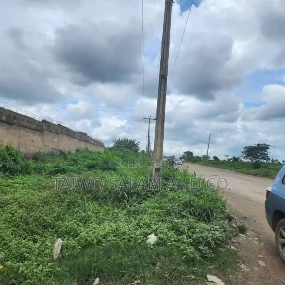 1 Acre Industrial Land Podo Area Along Old Lagos Ibadan in CHallenge / Ibadan