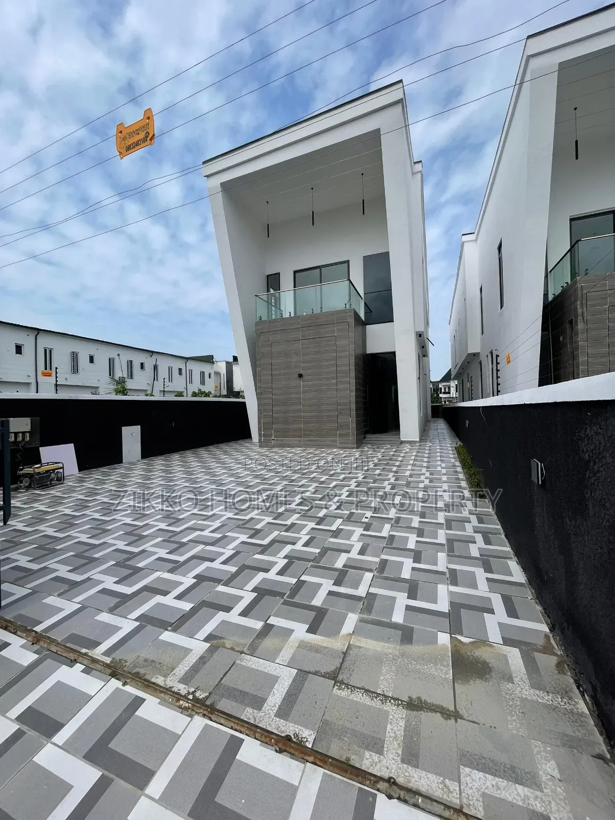 5bdrm Duplex in Orchid Road, Lekki for sale in Lekki