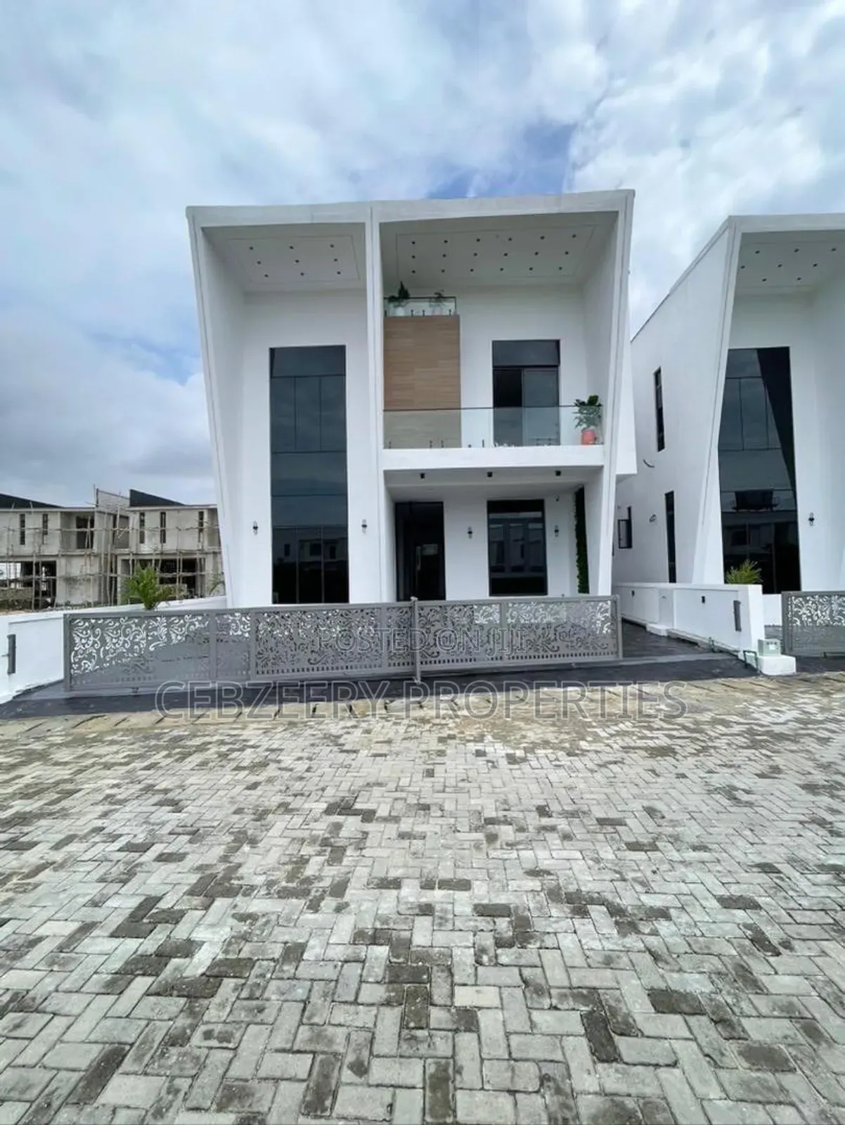 5bdrm Duplex in Chevron for sale in Chevron