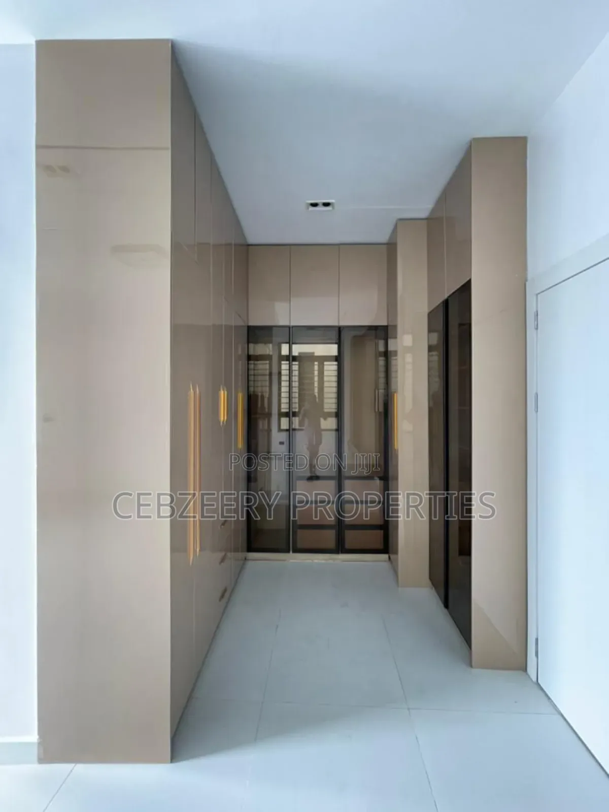 5bdrm Duplex in Chevron for sale in Chevron