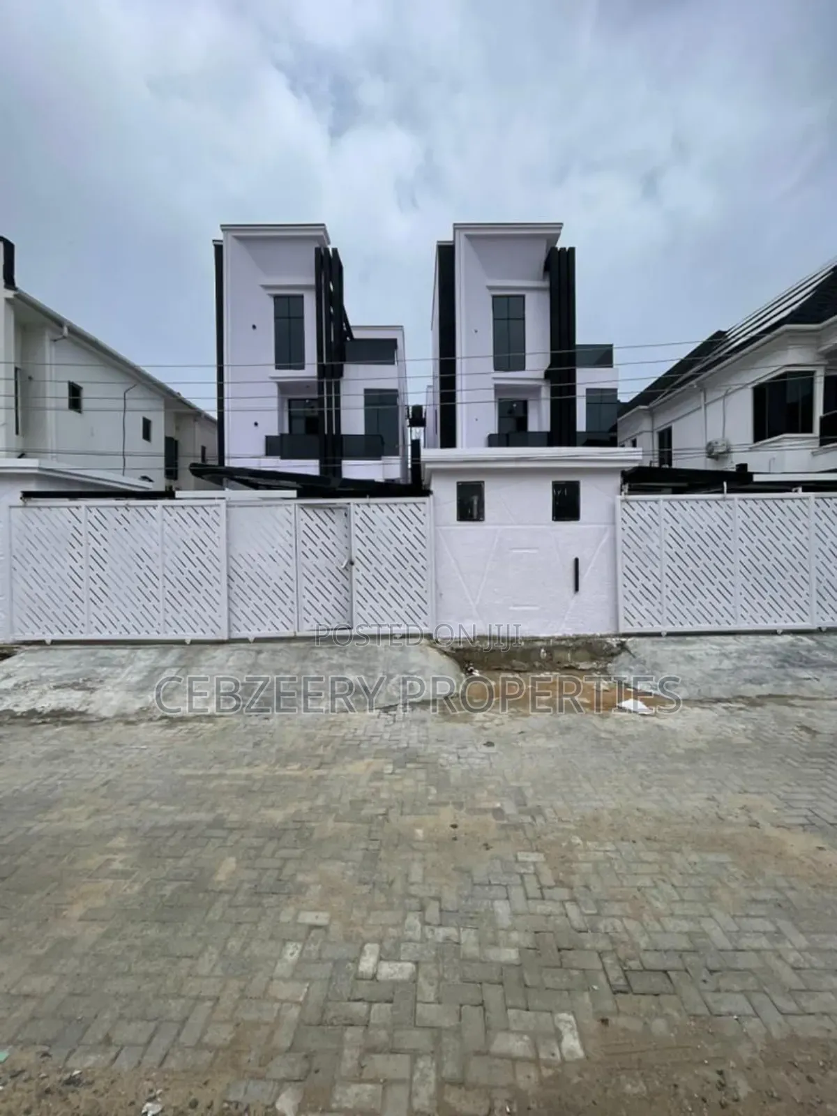 5bdrm Duplex in Chevron for sale in Chevron
