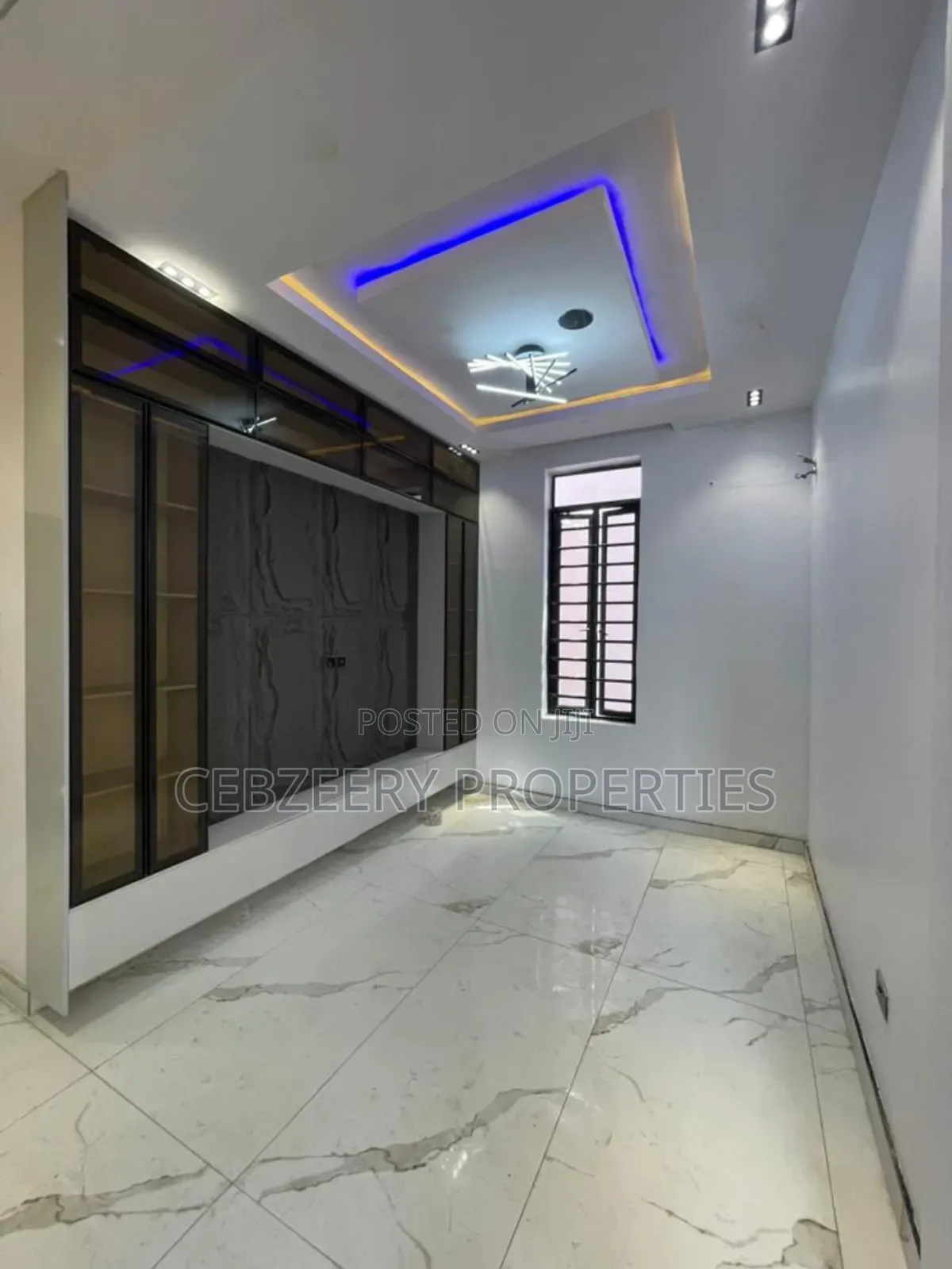5bdrm Duplex in Chevron for sale in Chevron