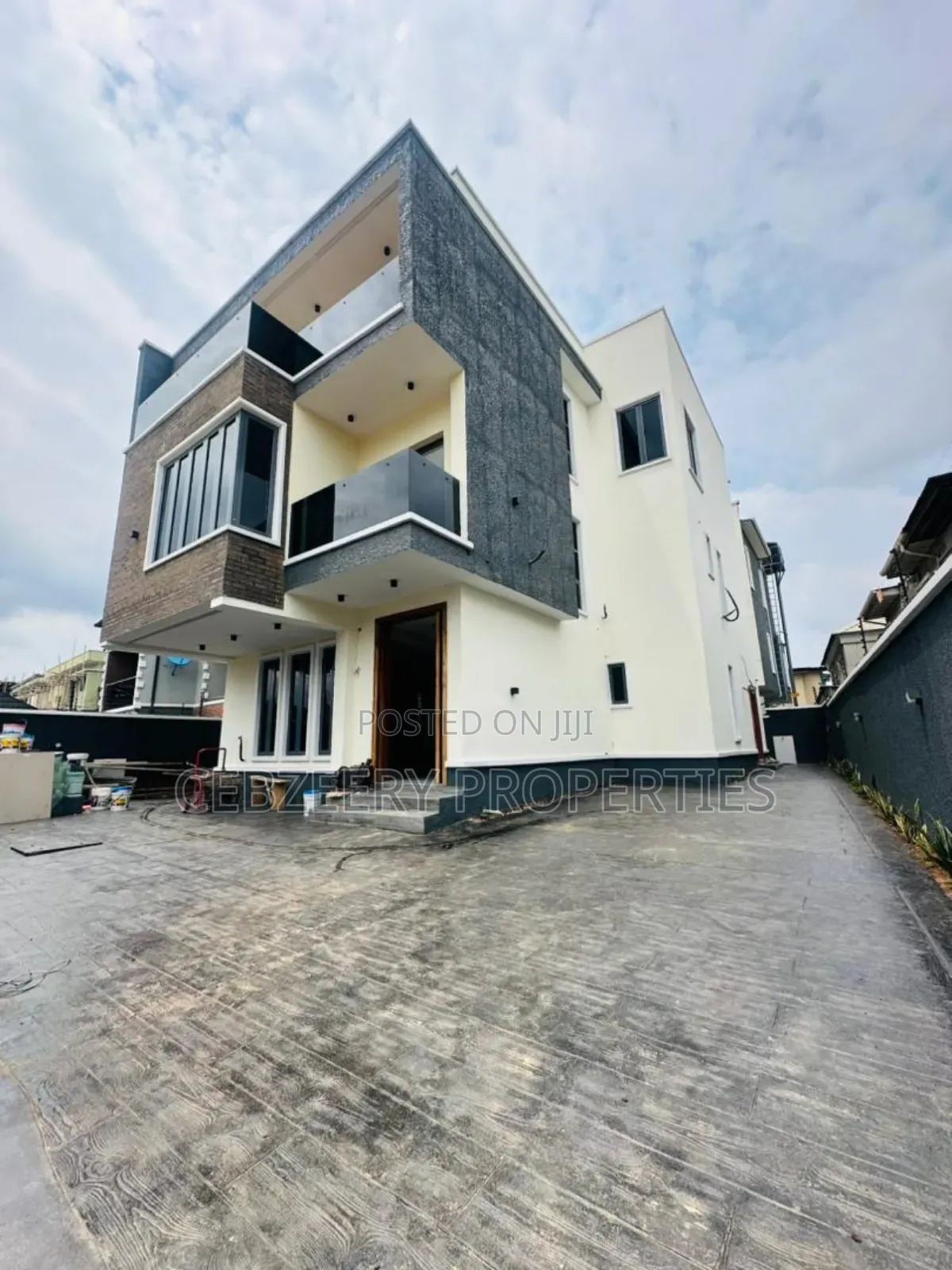 5bdrm Duplex in Adeniyi Jones for sale in Adeniyi Jones