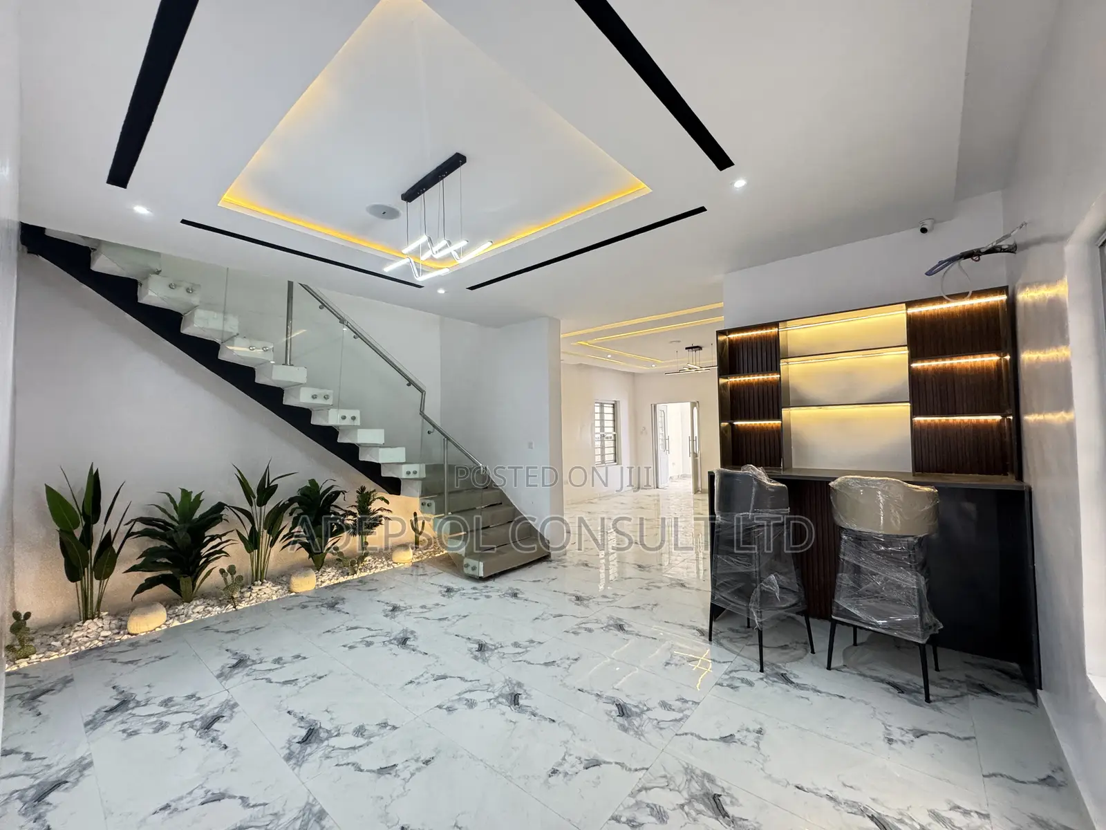 5bdrm Duplex in Chevron for sale in Chevron
