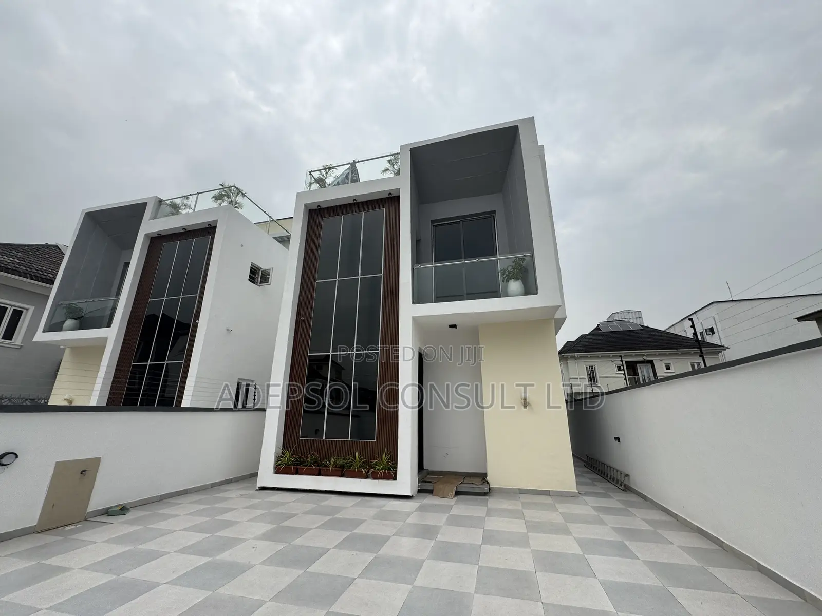 5bdrm Duplex in Chevron for sale in Chevron