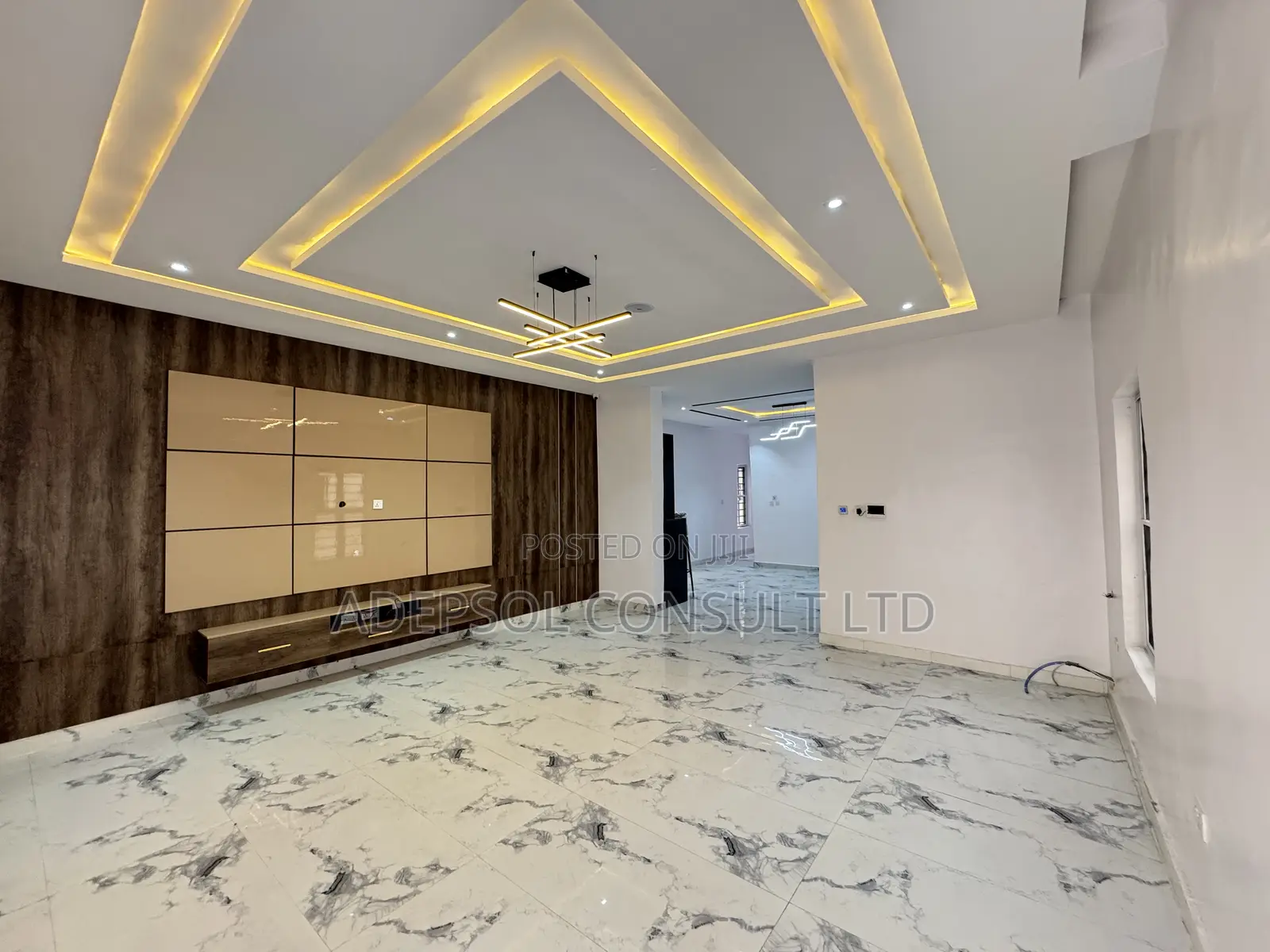 5bdrm Duplex in Chevron for sale in Chevron