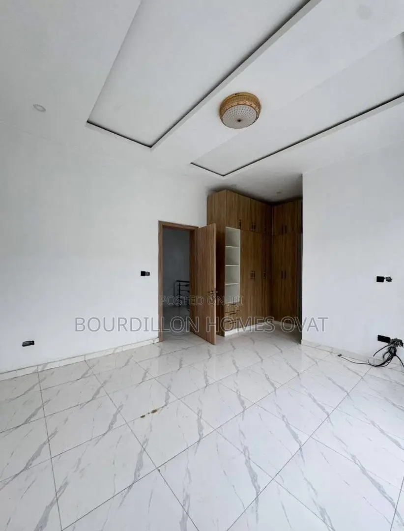 4bdrm Duplex in Ikota for sale in Ikota