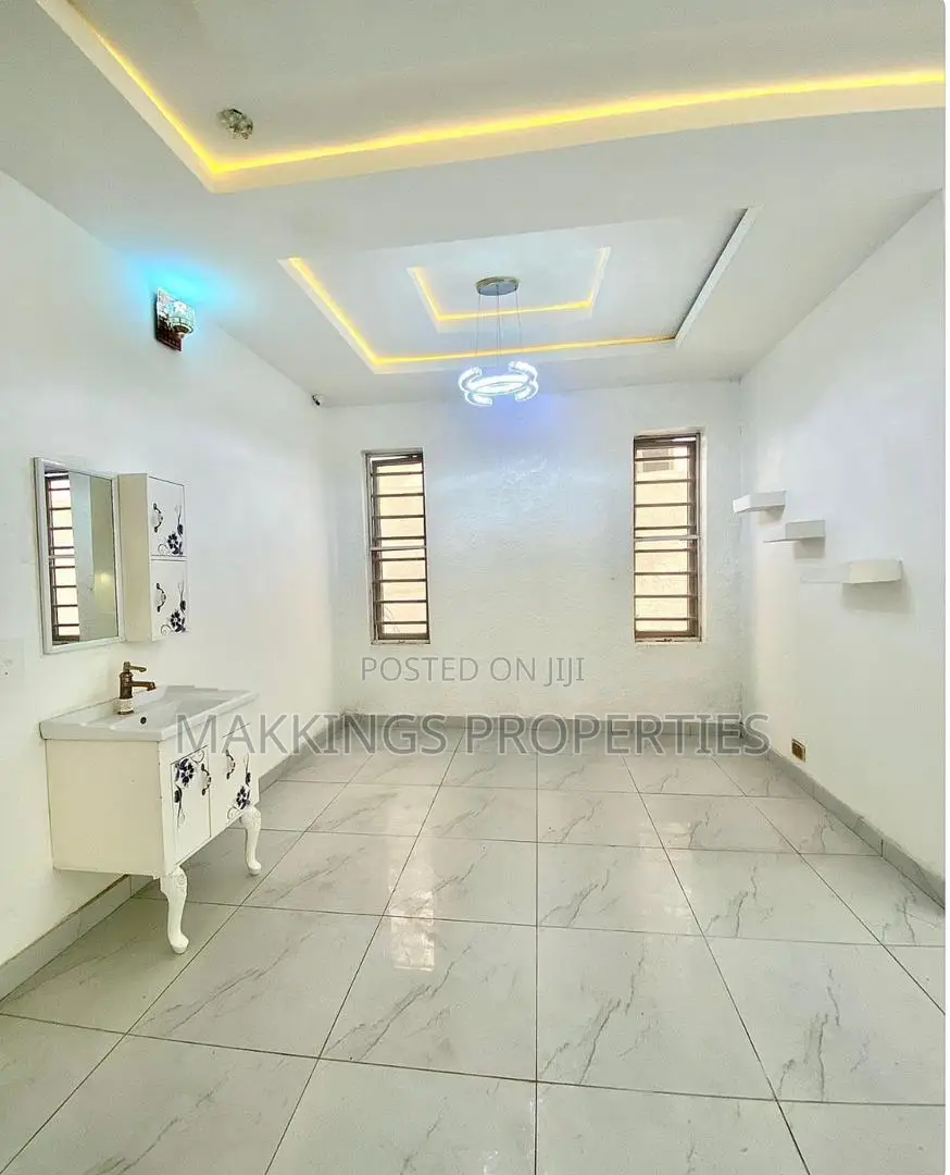 4bdrm Duplex in Thomas Estate for sale in Thomas Estate