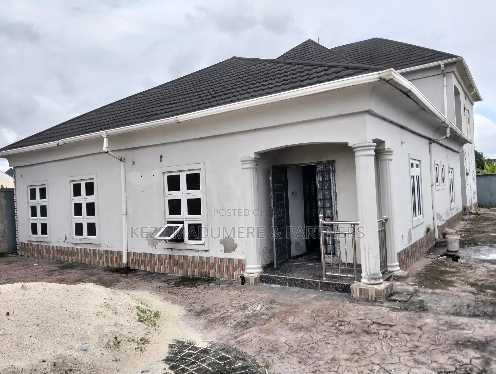 5bdrm Duplex in Off Sars Road, Port for sale in Port-Harcourt