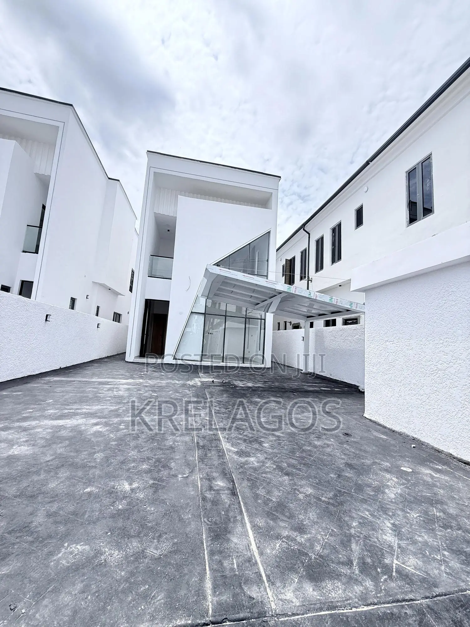 5bdrm Duplex in Ikota for sale in Ikota