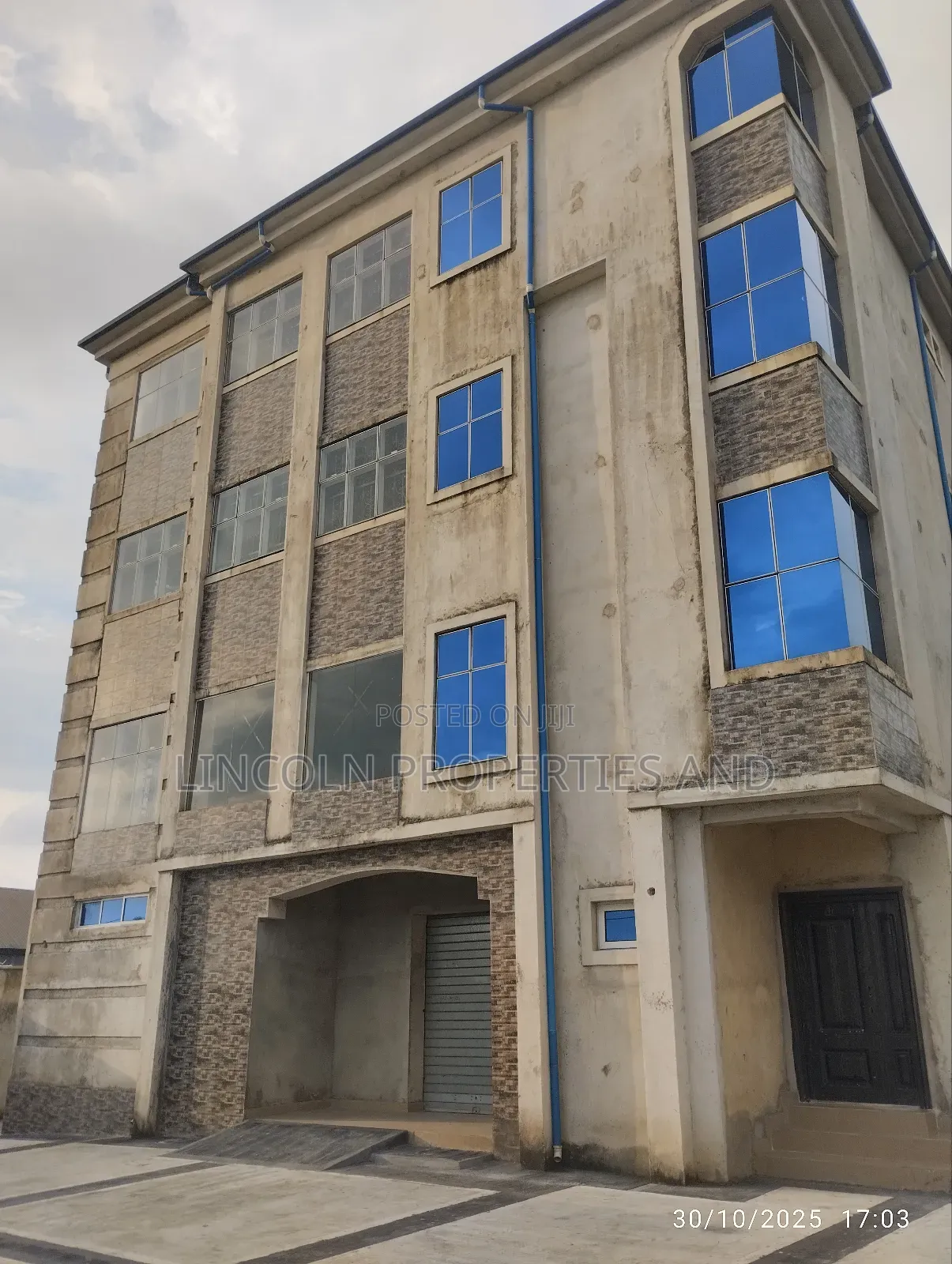 Office Complex / Commercial Building to Let in Oron Road, Udo Udoma. in Uyo