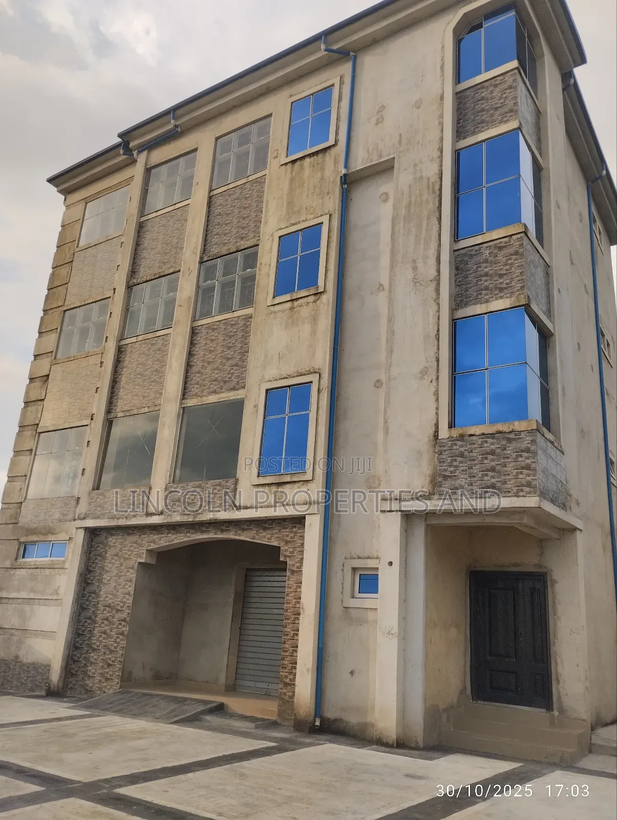Office Complex / Commercial Building to Let in Oron Road, Udo Udoma. in Uyo