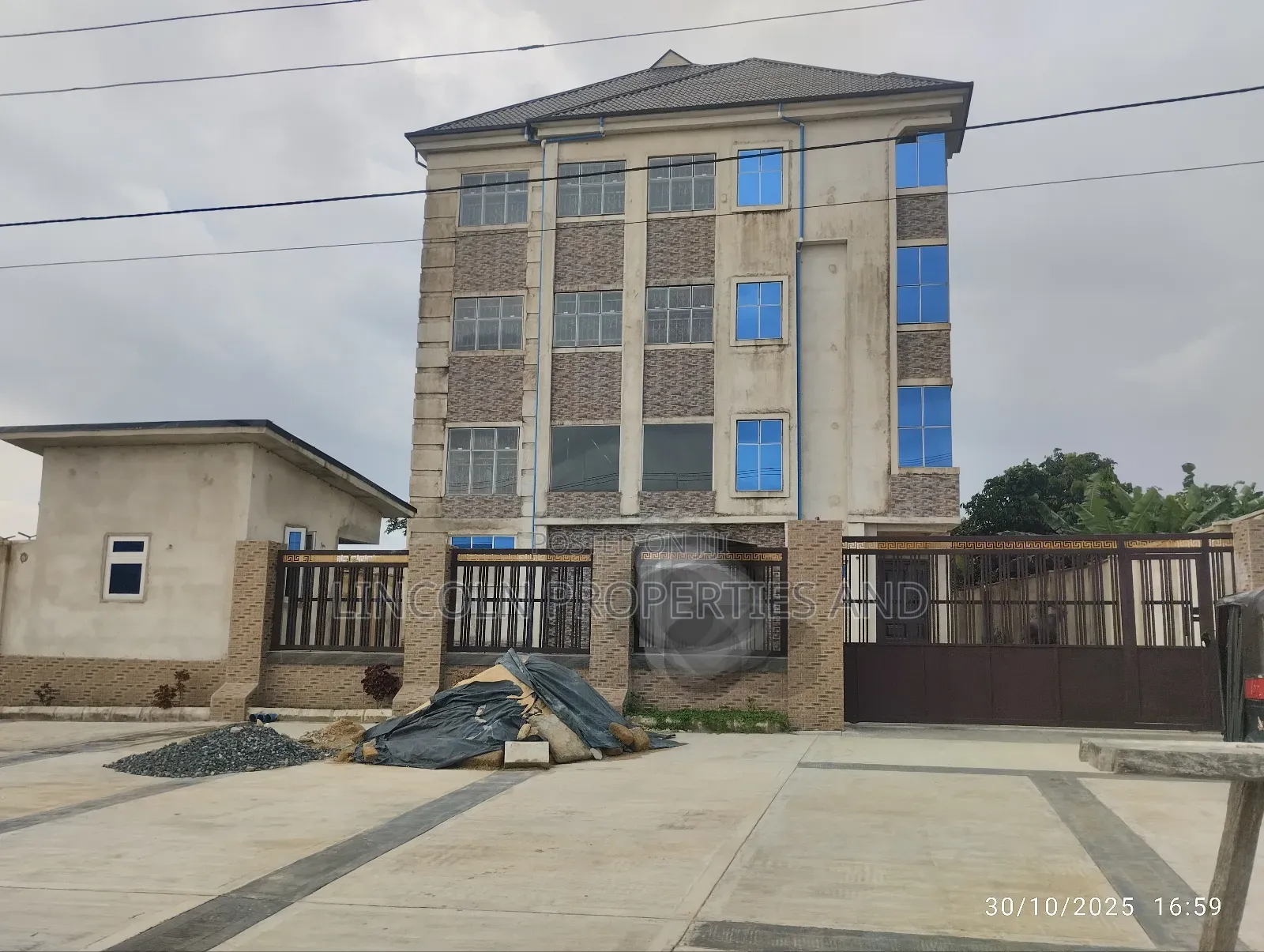 Office Complex / Commercial Building to Let in Oron Road, Udo Udoma. in Uyo
