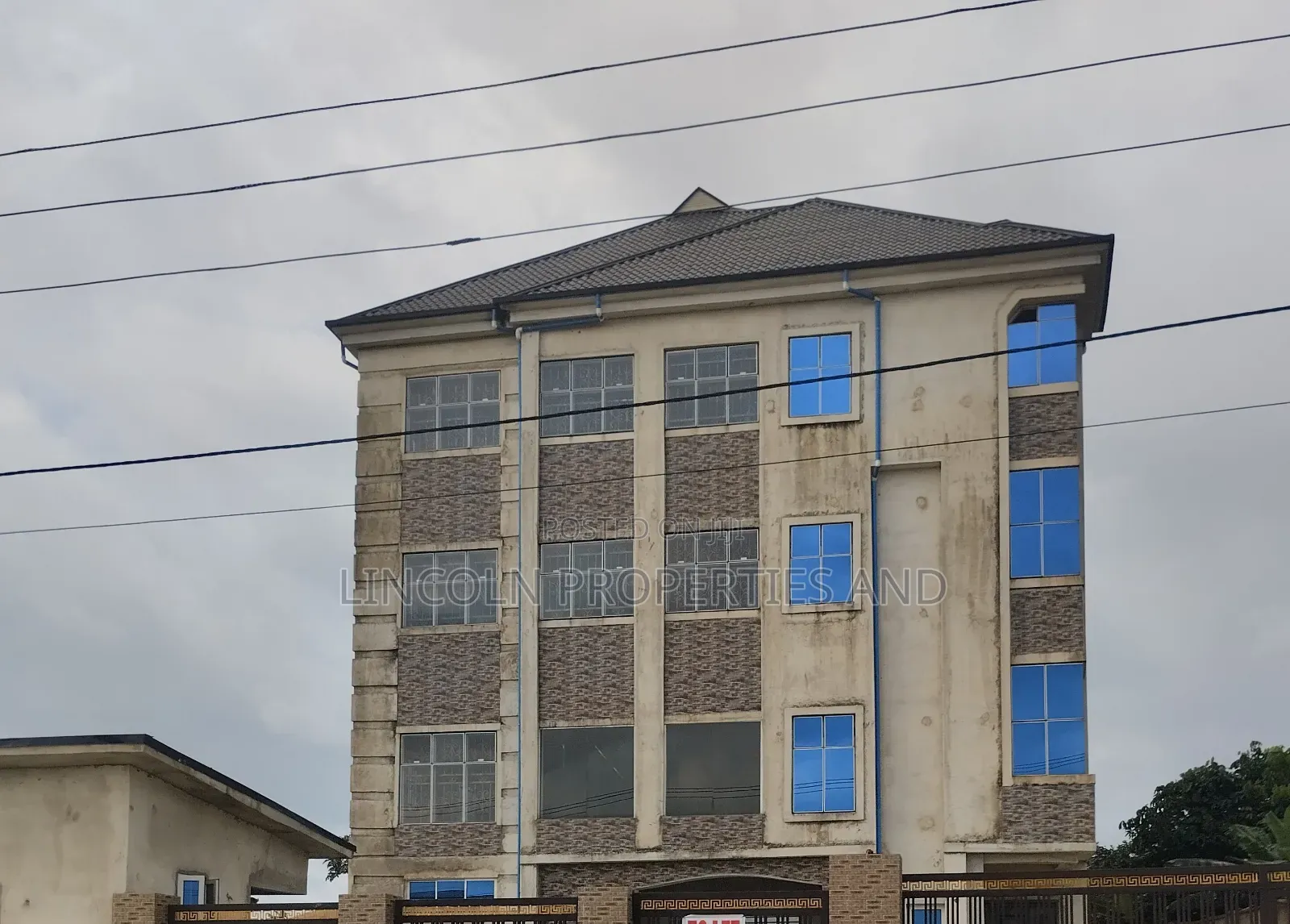 Office Complex / Commercial Building to Let in Oron Road, Udo Udoma. in Uyo