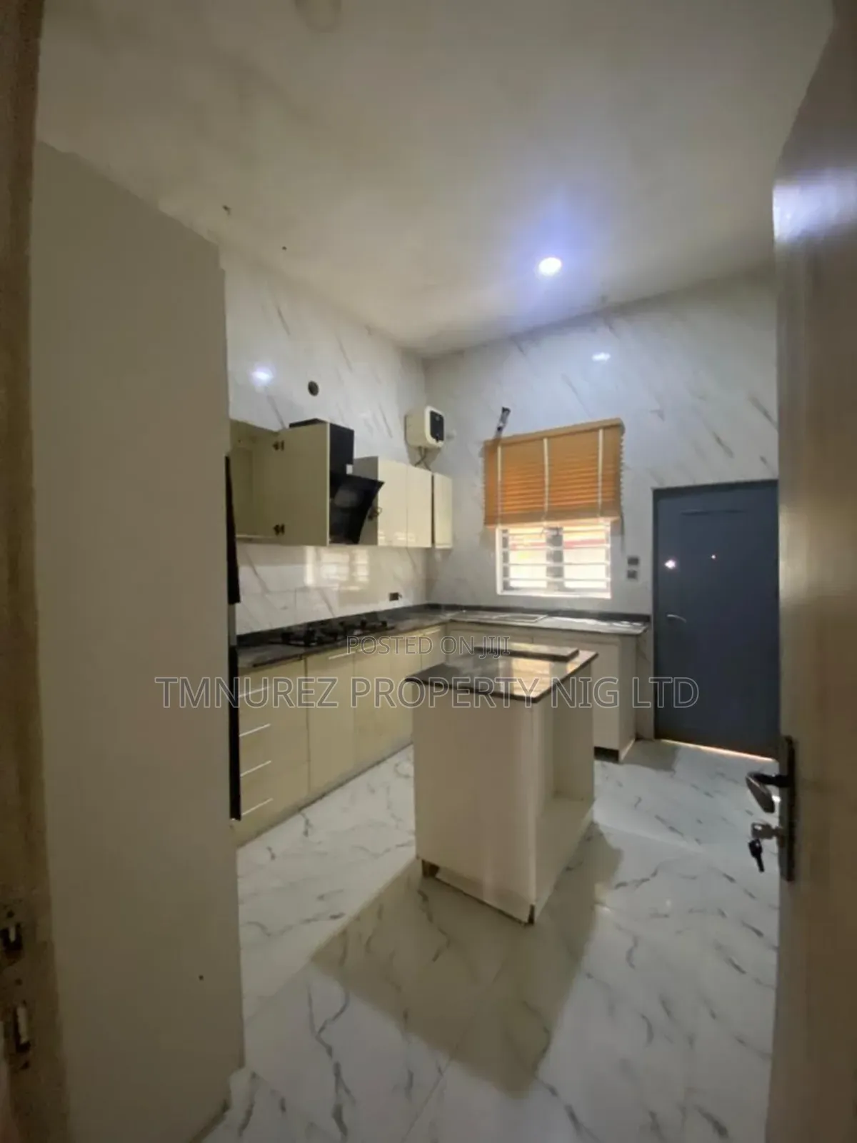 Mini Flat in Conservation Chevron for rent in Chevron