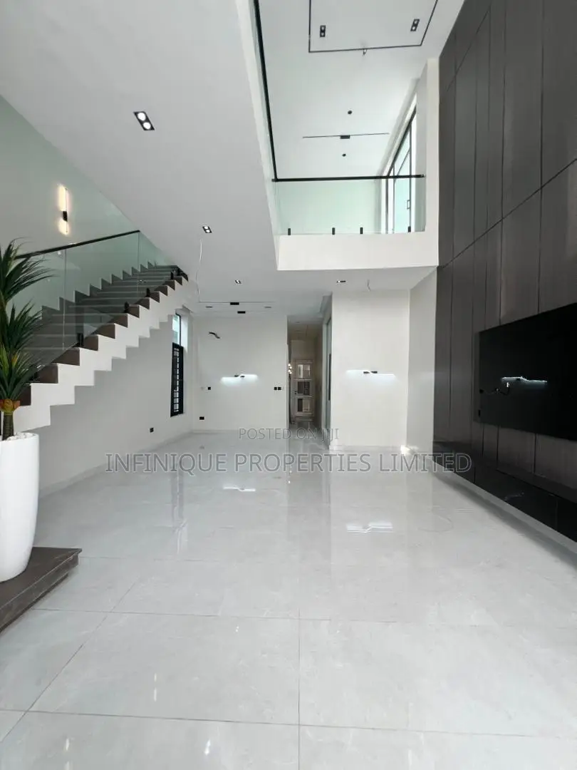 5bdrm House in Royal Pine Estate,, Lekki for sale in Lekki
