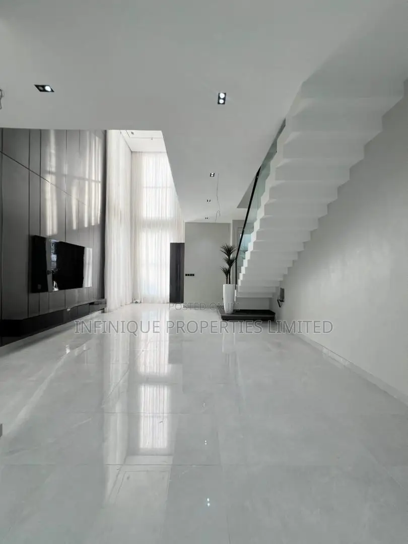 5bdrm House in Royal Pine Estate,, Lekki for sale in Lekki
