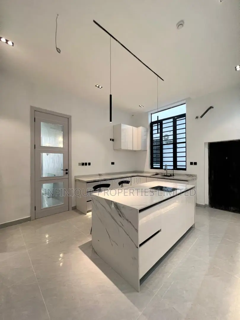 5bdrm House in Royal Pine Estate,, Lekki for sale in Lekki