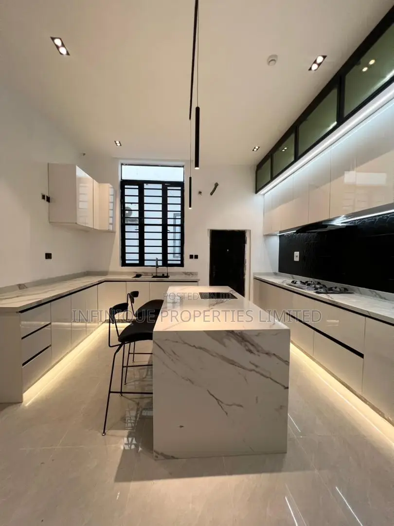 5bdrm House in Royal Pine Estate,, Lekki for sale in Lekki