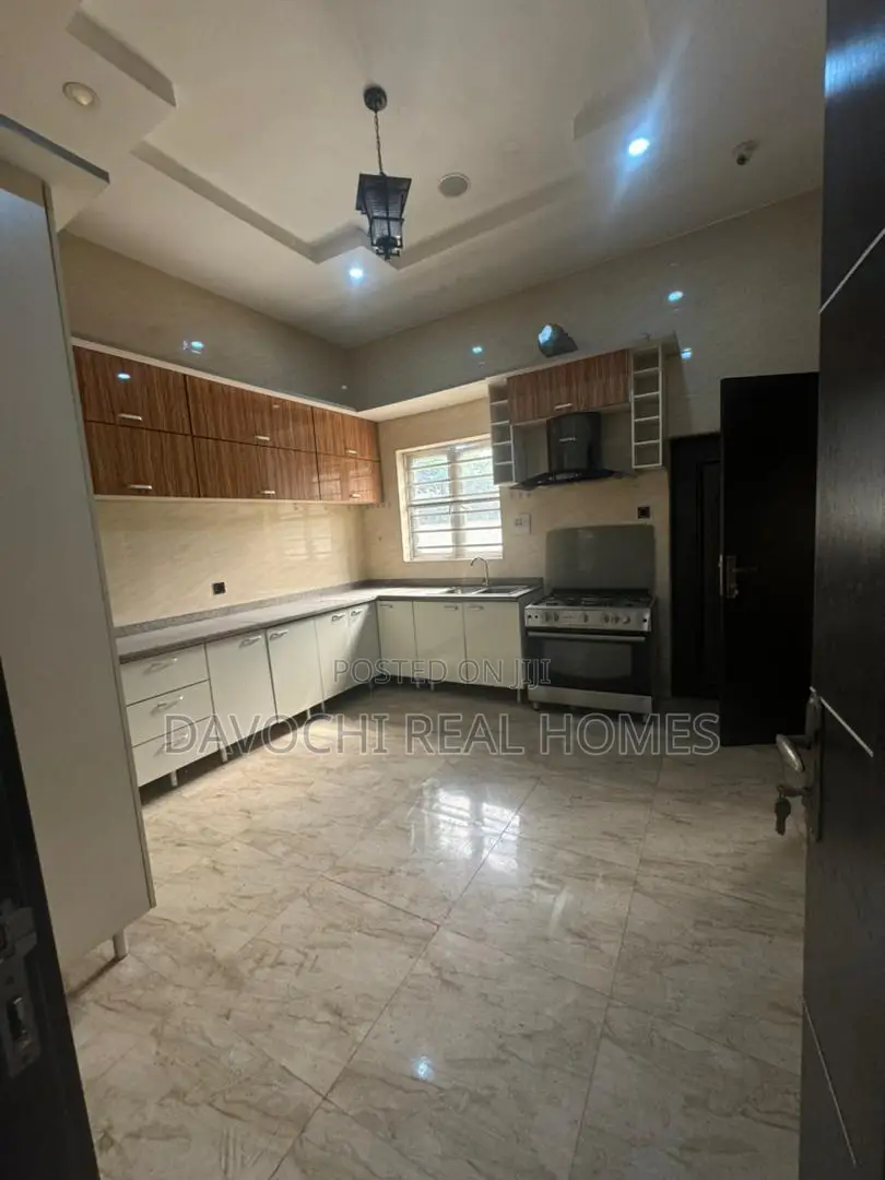 5bdrm Duplex in Chevron for rent in Chevron