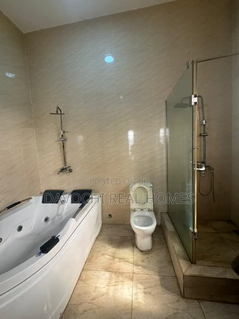 5bdrm Duplex in Chevron for rent in Chevron