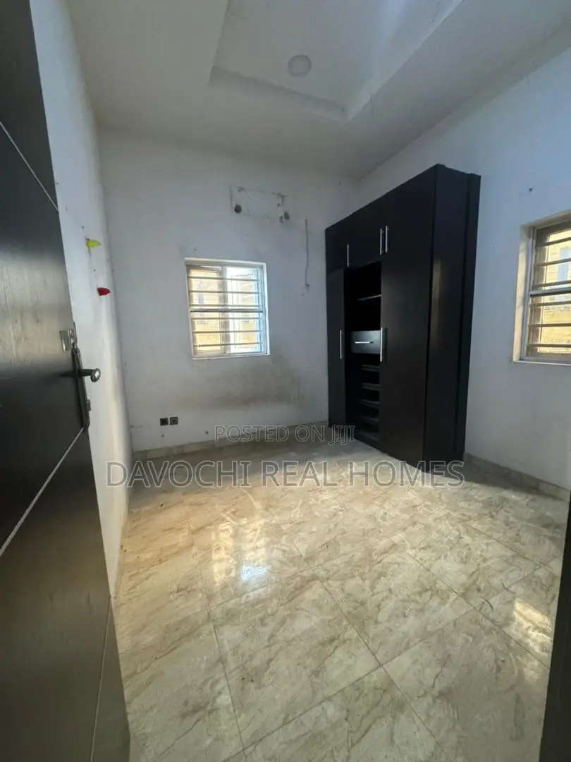 5bdrm Duplex in Chevron for rent in Chevron