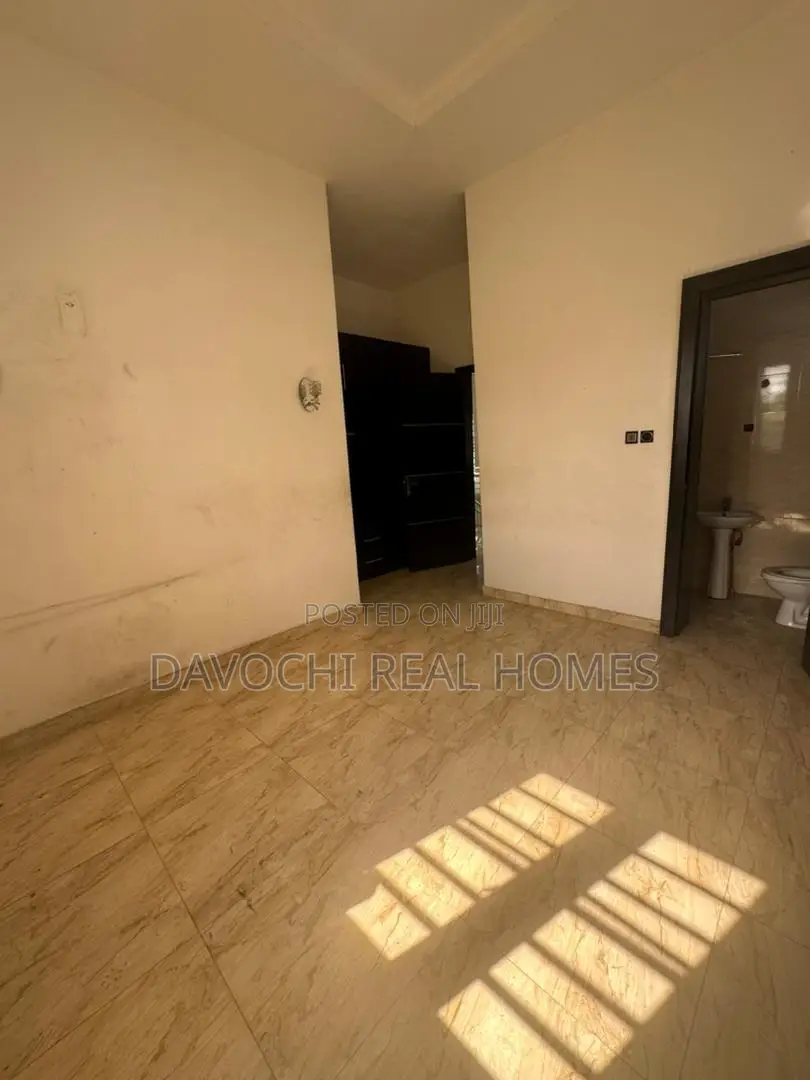 5bdrm Duplex in Chevron for rent in Chevron