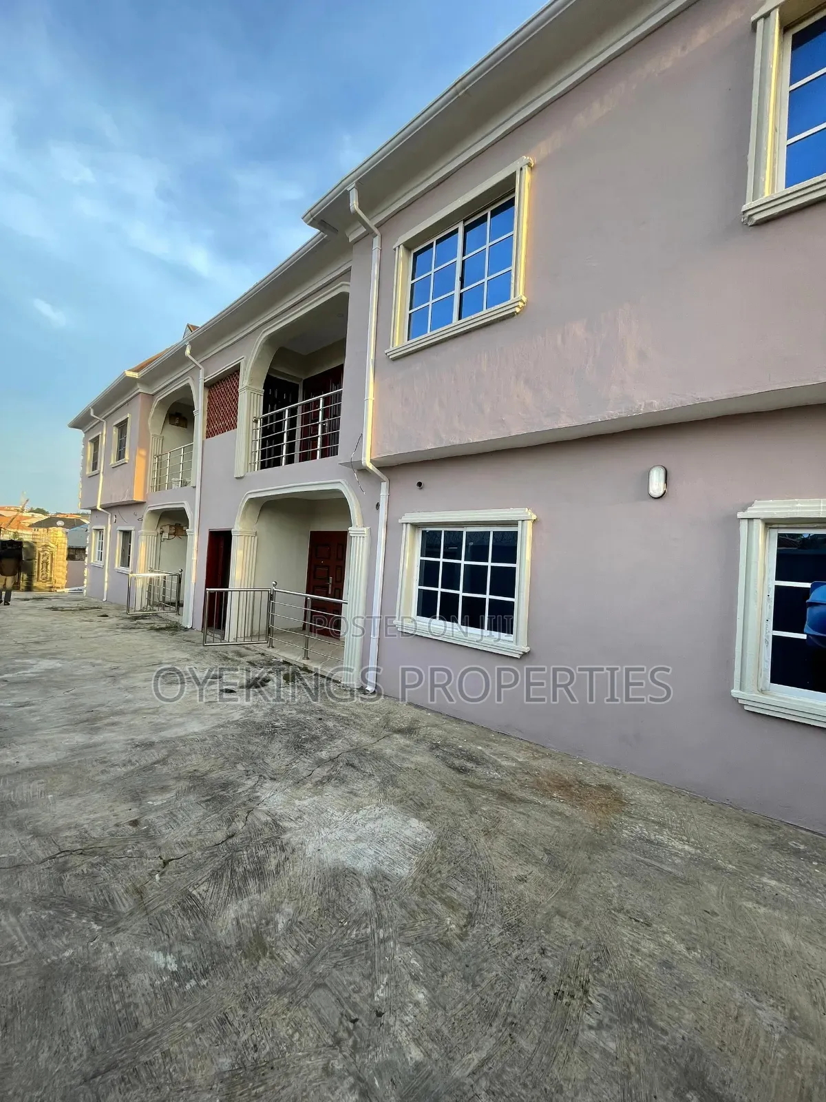 3bdrm Block of Flats in Ologuneru, Akala Express for sale in Akala Express