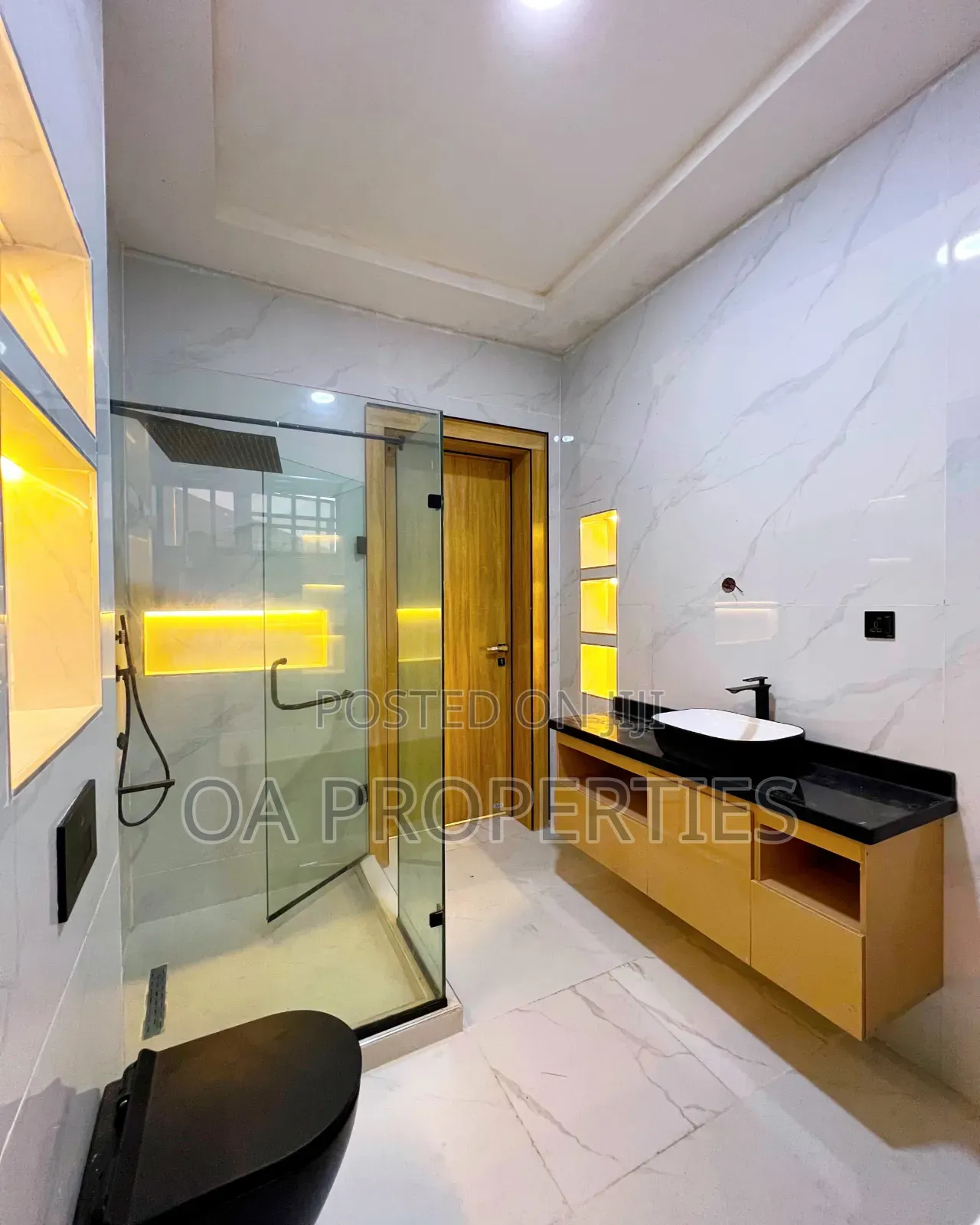 6bdrm Duplex in Chevron for sale in Chevron