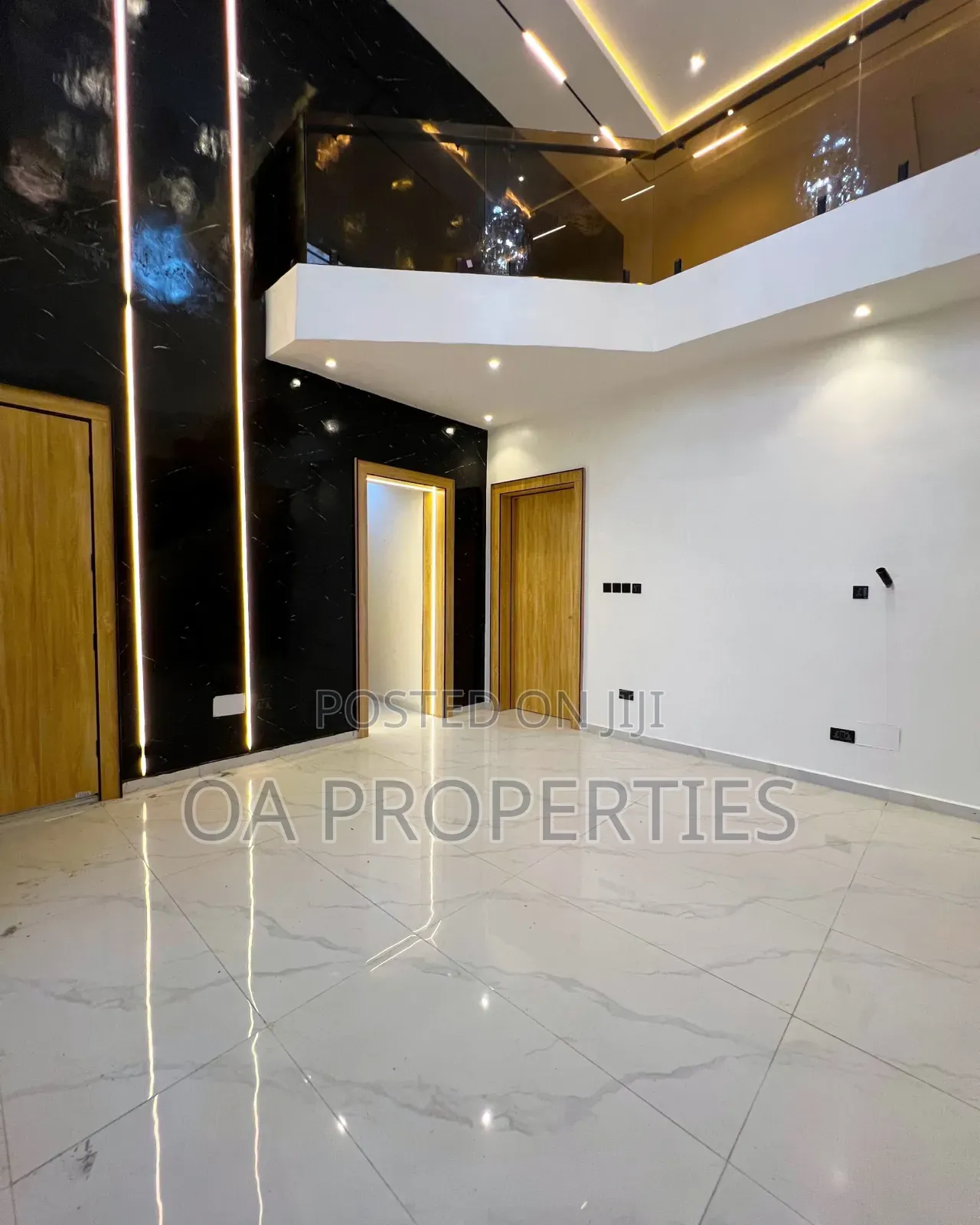 6bdrm Duplex in Chevron for sale in Chevron