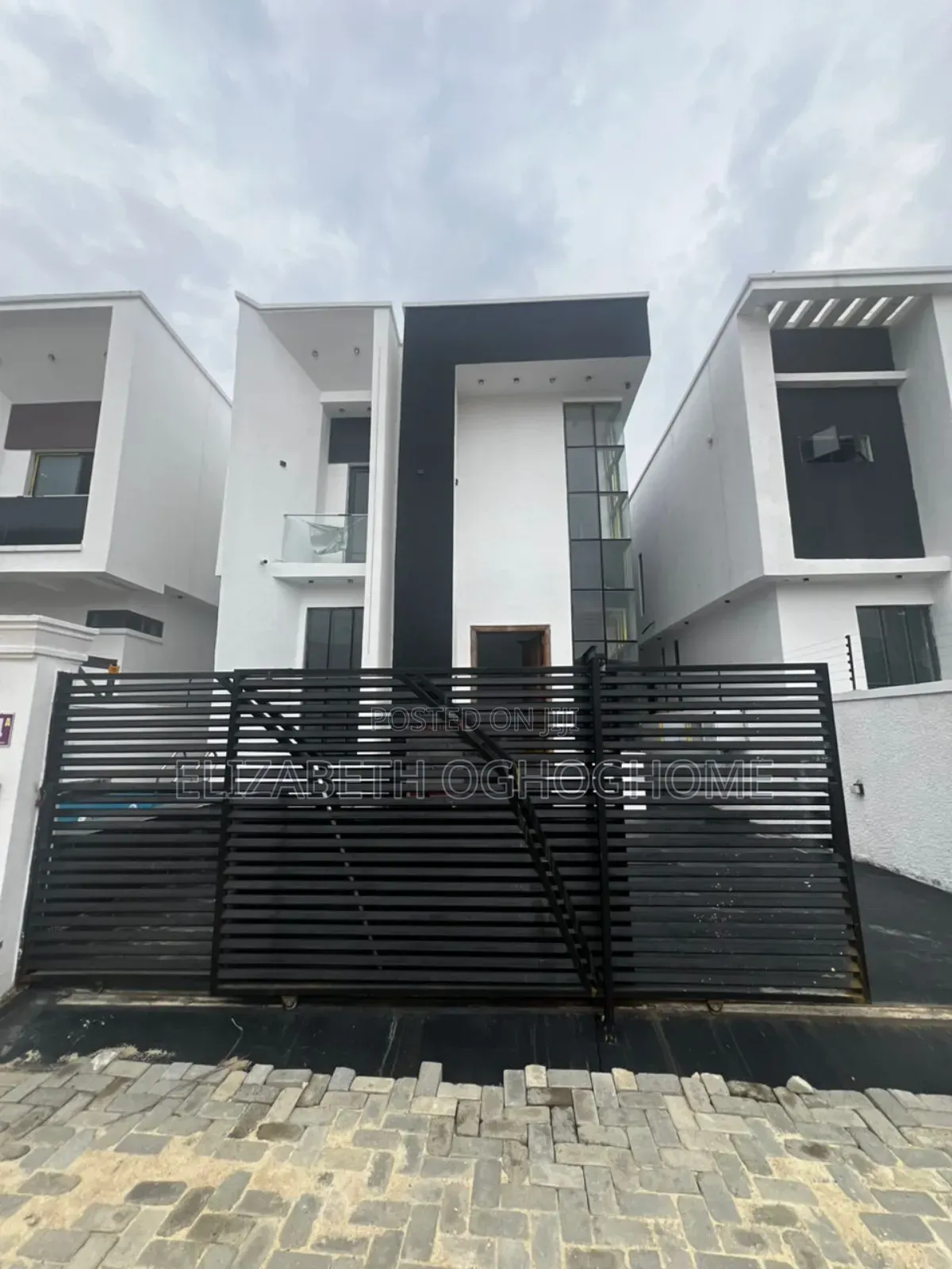 4bdrm Duplex in Chevron for sale in Chevron