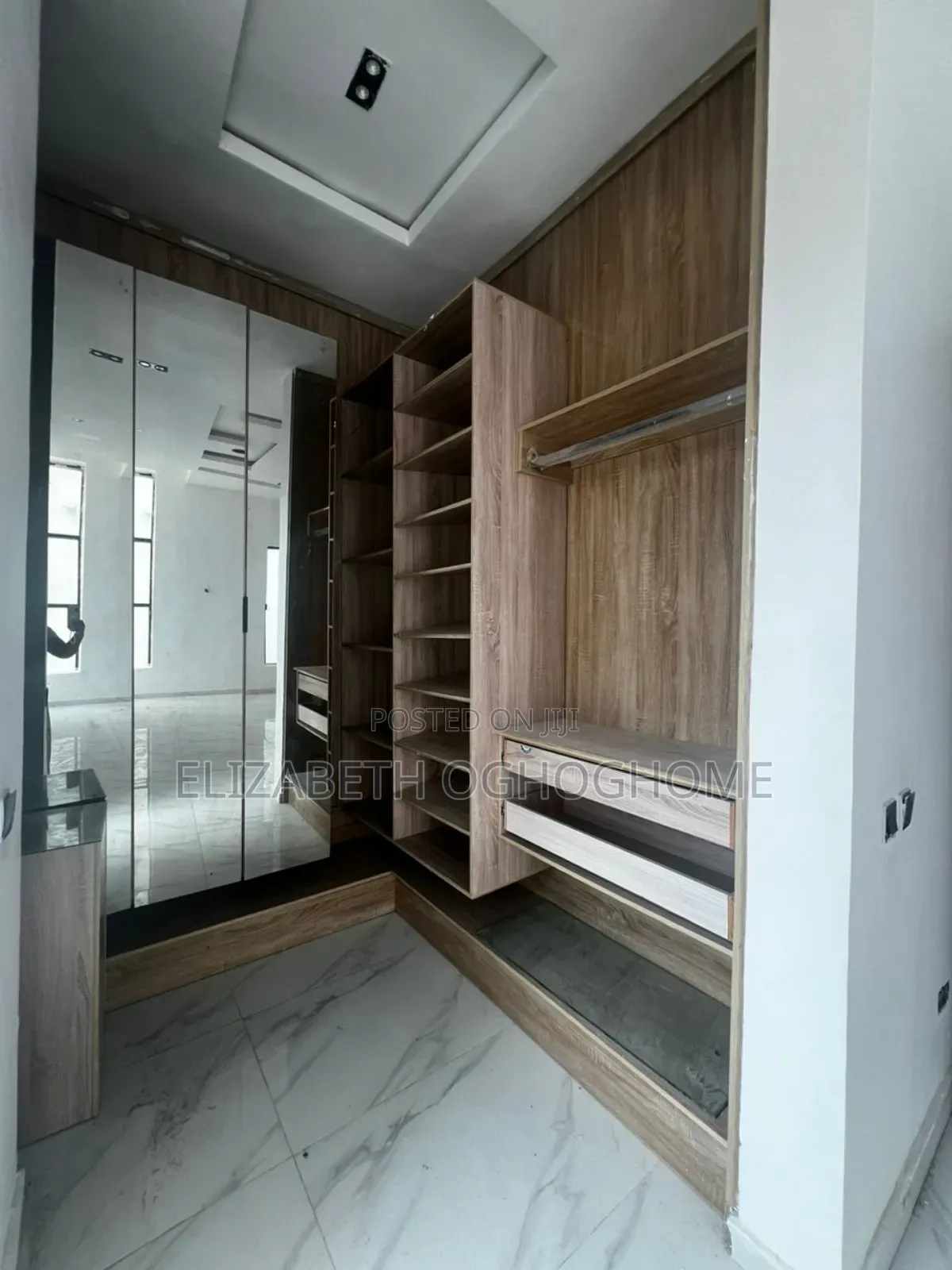 4bdrm Duplex in Chevron for sale in Chevron