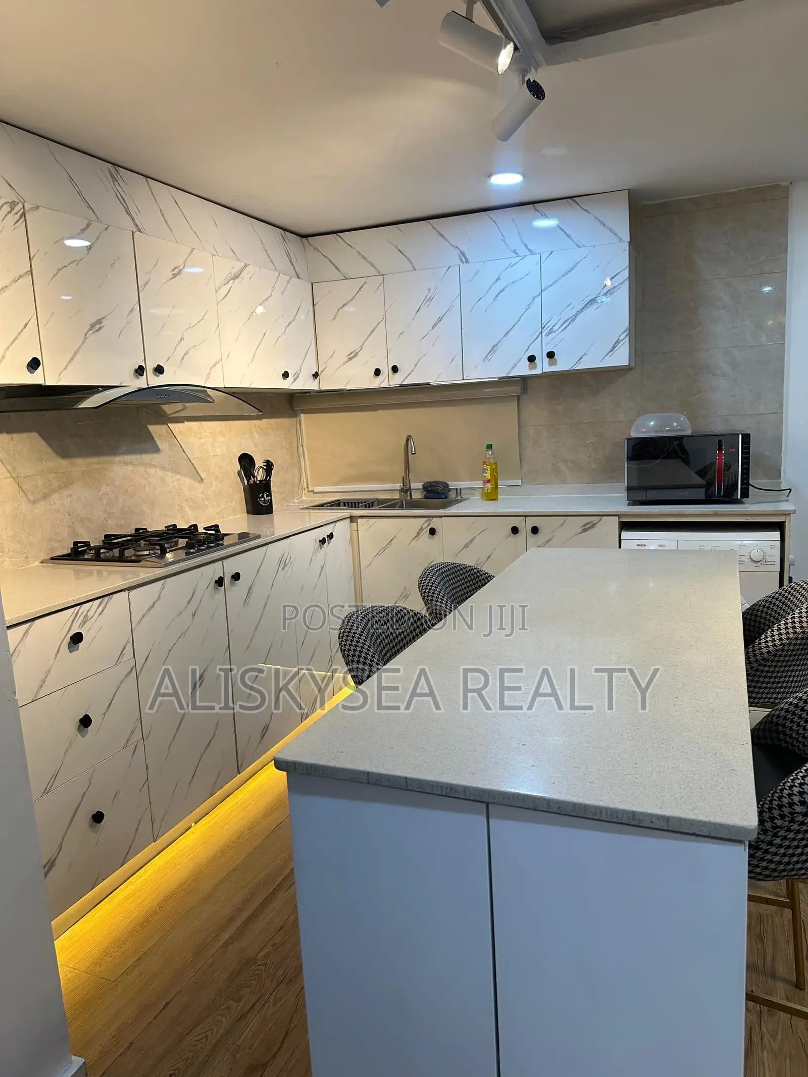 Spacious 2-Bedroom Flat in Prime Vi in Ademola Adetokunbo