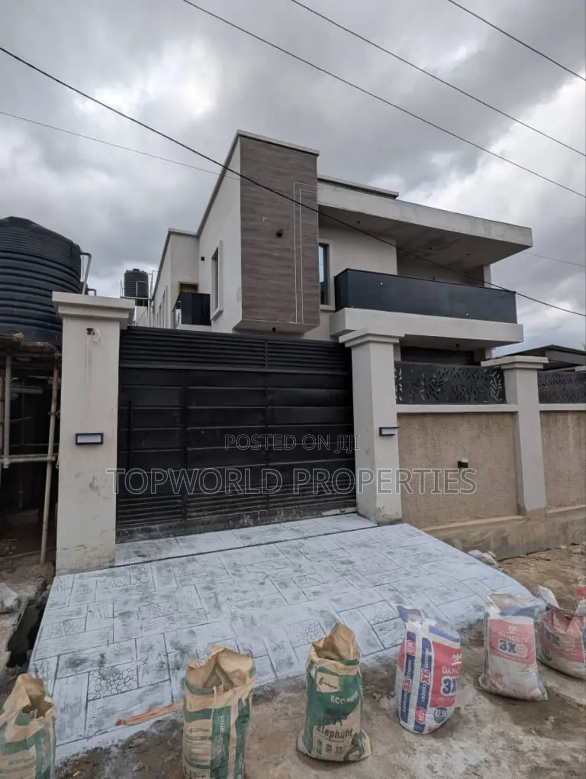4bdrm Duplex in Within College Road for sale in Ogba