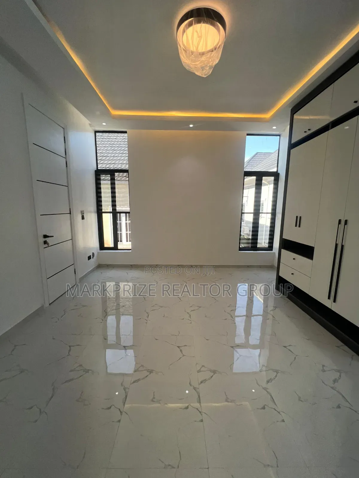 5bdrm Duplex in Ikota for sale in Ikota