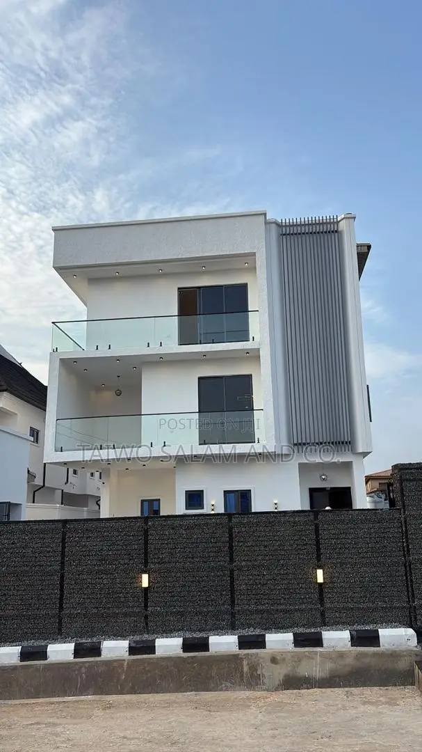 5bdrm Duplex in Oluyole Estate for sale in Oluyole Estate