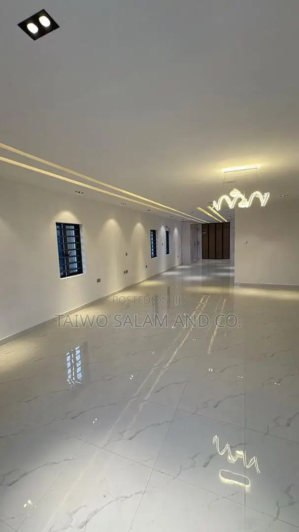 5bdrm Duplex in Oluyole Estate for sale in Oluyole Estate