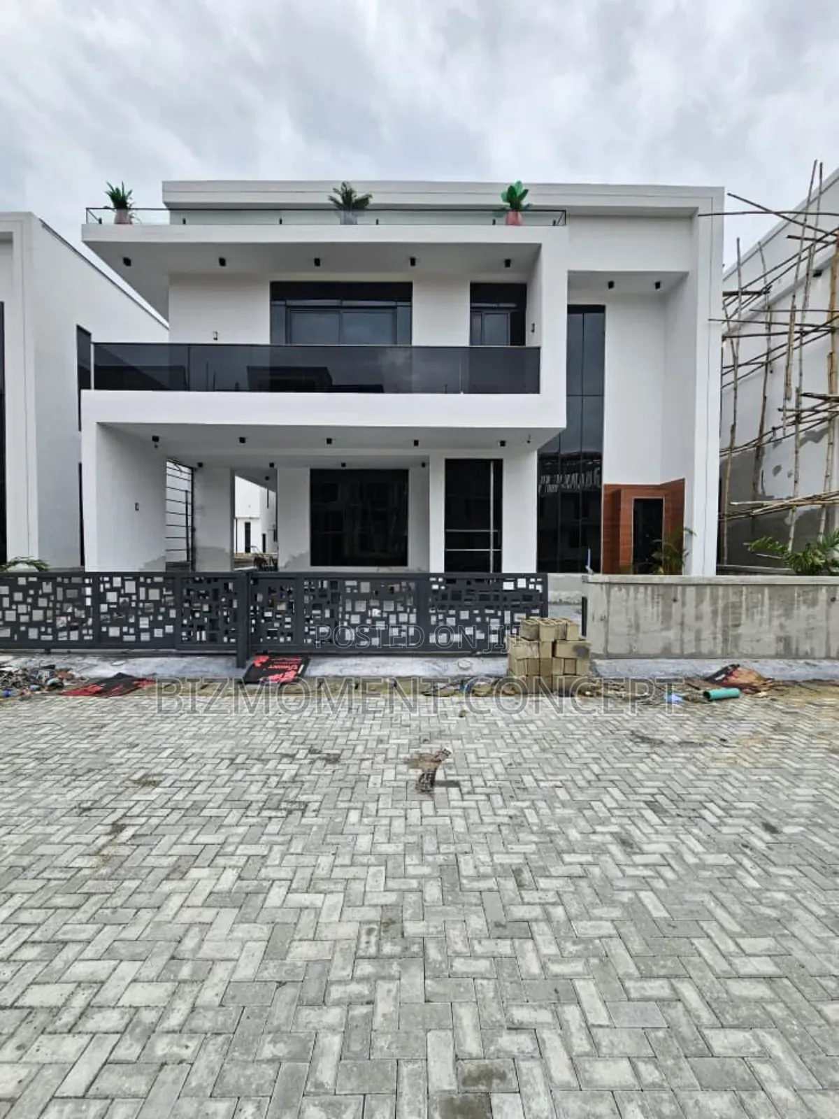 Furnished 5bdrm Duplex in Orchid Road, Chevron for sale in Chevron