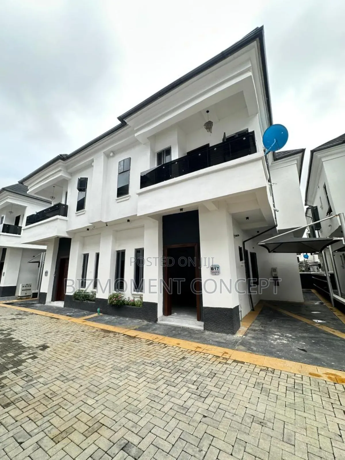 4bdrm Duplex in Orchid Road, Chevron for sale in Chevron