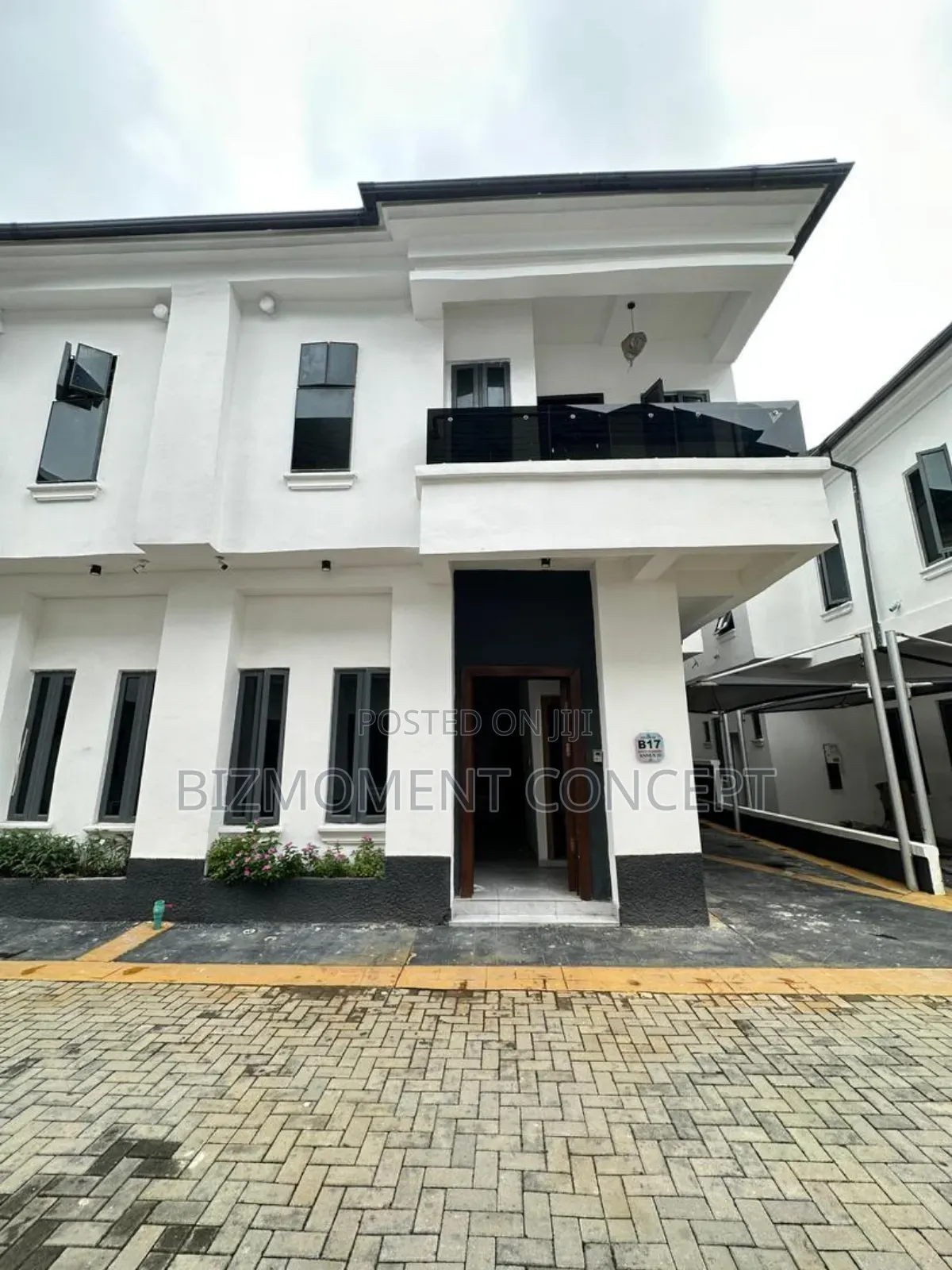 4bdrm Duplex in Orchid Road, Chevron for sale in Chevron
