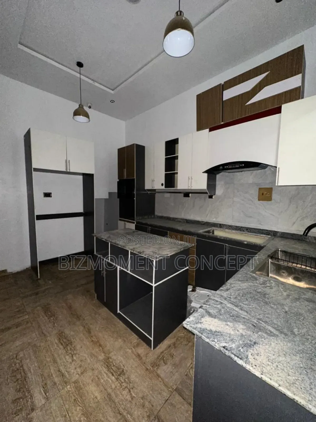 4bdrm Duplex in Orchid Road, Chevron for sale in Chevron