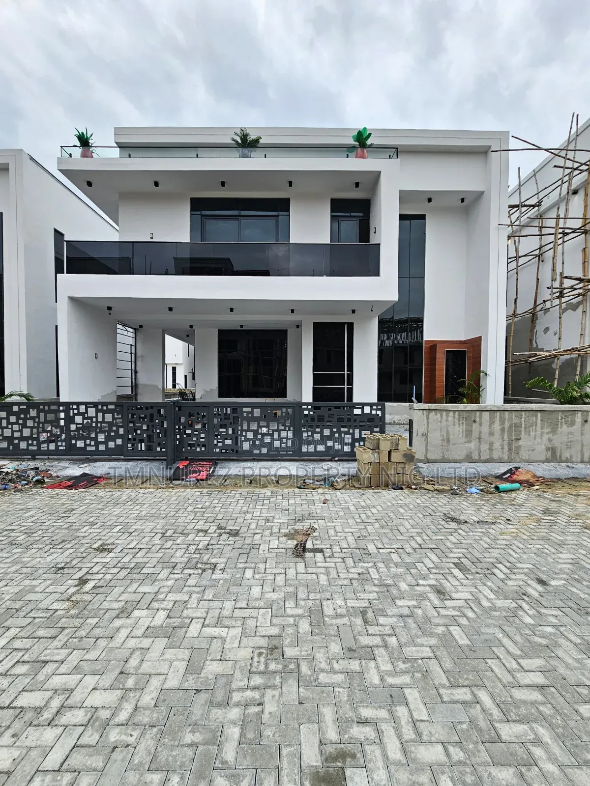 5bdrm Duplex in Orchild Estate, Chevron for sale in Chevron