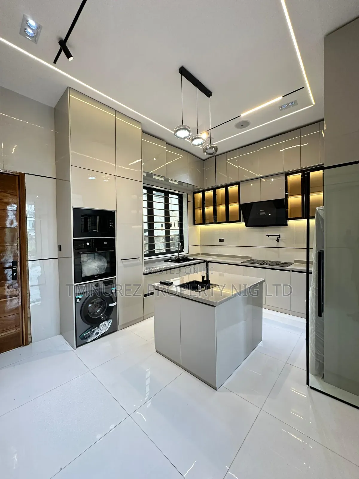 5bdrm Duplex in Orchild Road, Chevron for sale in Chevron