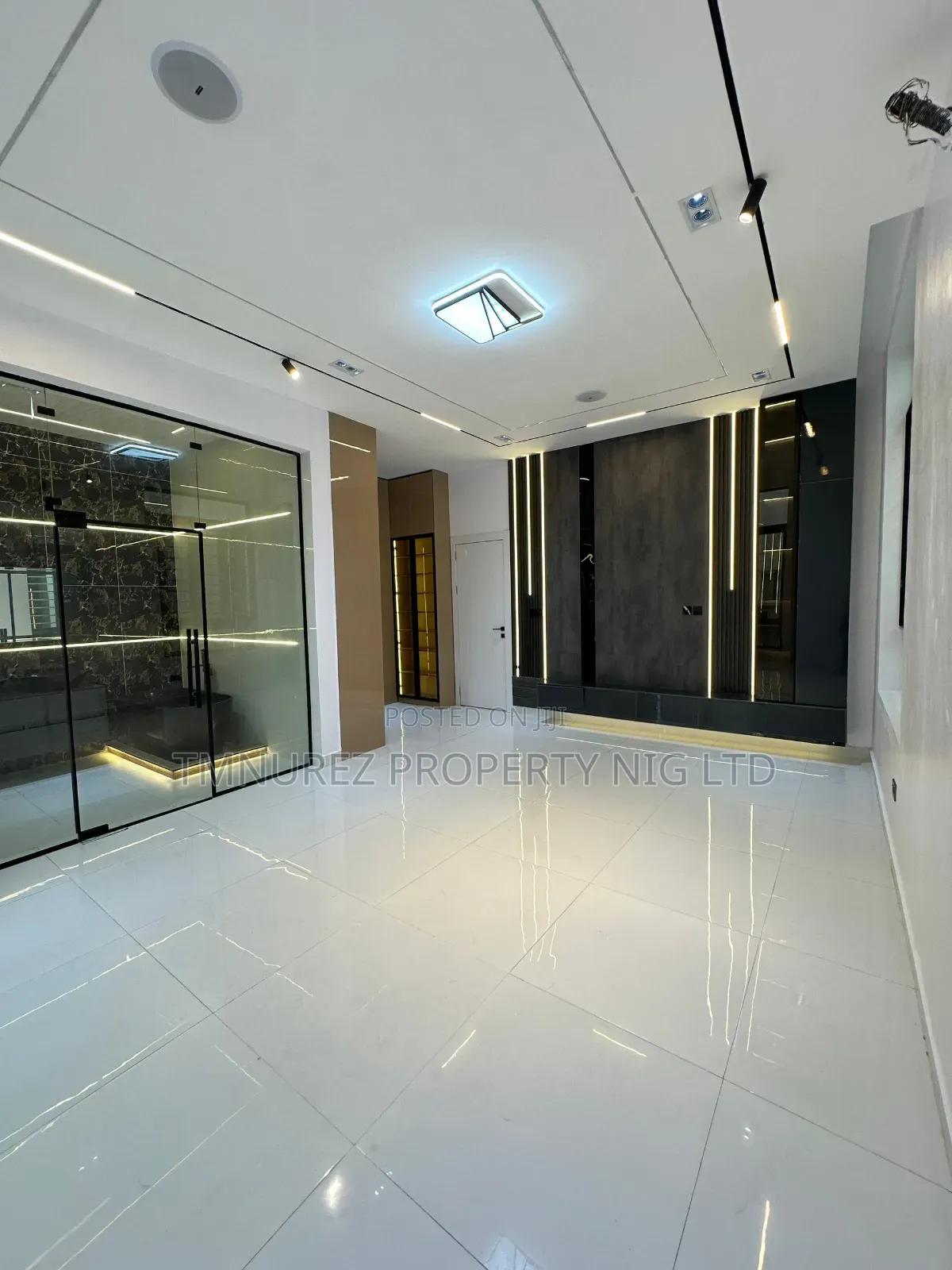 5bdrm Duplex in Orchild Road, Chevron for sale in Chevron