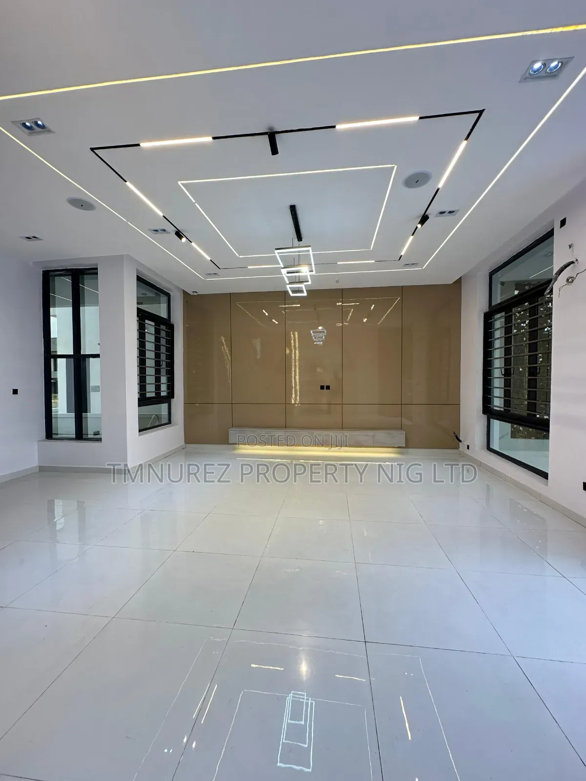 5bdrm Duplex in Orchild Road, Chevron for sale in Chevron