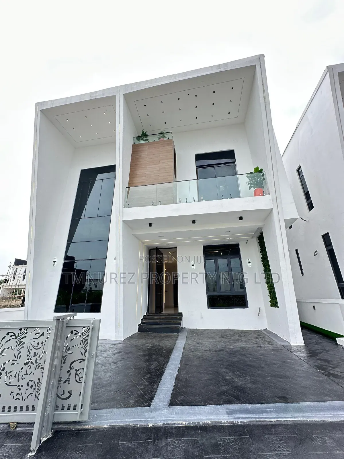 5bdrm Duplex in Orchild Road, Chevron for sale in Chevron
