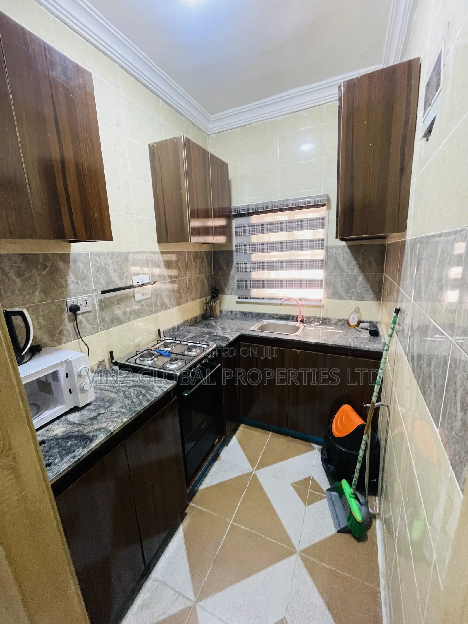 Furnished 1 Bedroom With Pool,Gym, 24/7hrs Power Visitor’S Bathroom in Lekki